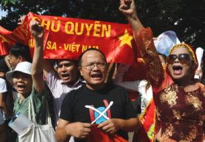 Những hình ảnh biểu tình xuất hiện trong video clip của Việt Khang