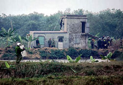 Cảnh sát bao vây ngôi nhà của Vươn sáng 5/1. 