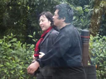 Tiến sĩ Cù Huy Hà Vũ và vợ là luật sư Dương Hà tại trại giam số 5, Yên Định, Thanh Hóa. Ảnh chụp từ trong xe, ngày 24/02/2012. REUTERS/Stringer