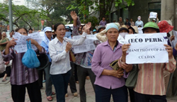 Một vụ biểu tình đòi đất của người dân Hà Nội hôm 27/4/2011. AFP