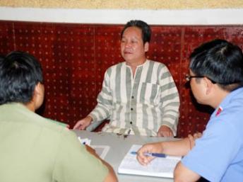 Ông Đinh Đăng Định trong một lần bị thẩm vấn. Ảnh Báo Công an Nhân dân