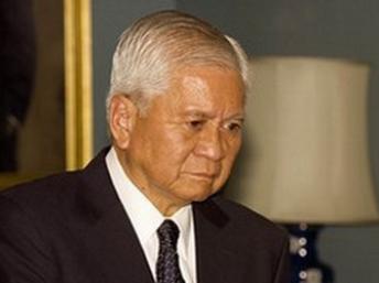 Ngoại trưởng Philippines Albert del Rosario (Reuters)