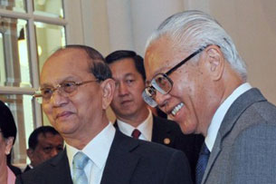 Đương kim tổng thống Miến Điện, ông Thein Sein và nhà lãnh đạo Singapore. AFP