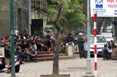 Nông dân tập trung tại Hà Nội để phản đối nạn tịch thu đất đai bừa bãi.