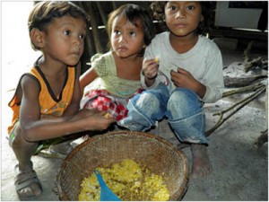 buoi an trua ữa trưa của trẻ con ngày mình vào Rục (Quãng Bình). Ảnh Dương Minh Phong chụp tháng 10/2011