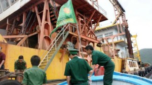 Biên phòng Việt Nam kiểm tra tàu mà báo chí trong nước ban đầu chỉ gọi là 'tàu nước ngoài'