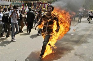 Một thanh niên Tây Tạng tự châm lửa biến thân thành đuốc sống trước muôn ngàn tiếng gào thét đớn đau của mọi người