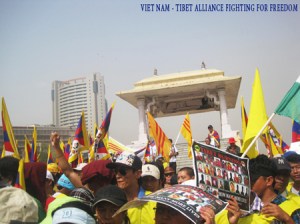 Cờ Vàng ba sọc đỏ phất phới tung bay bên cạnh quốc kỳ Tây Tạng