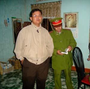 Công an kiểm tra kinh sách Tin Lành tại tư gia Mục sư Nguyễn Công Chính