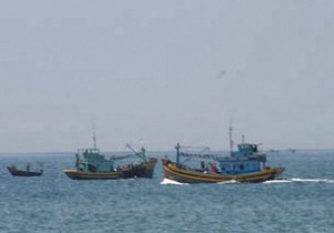 Tàu đánh cá Việt Nam thường hoạt động từng toán hầu bảo vệ lẫn nhau. (ảnh minh họa)