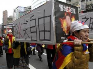 Tuần hành tại Đài Loan để ủng hộ cuộc đấu tranh của người Tây Tạng (10/03/2012). 