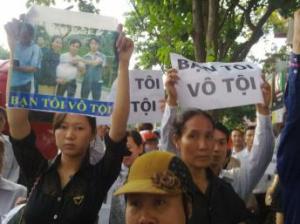 Giới trẻ ủng hộ 4 thanh niên Công giáo đang bị xét xử- Ảnh chụp trên đường phố Nghệ An ngày 24/05/2012