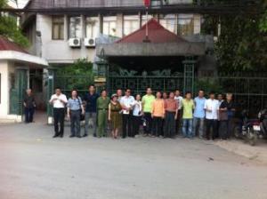 Các bằng hữu của blogger Nguyễn Xuân Diện trước trụ sở Viện Nghiên cứu Hán Nôm 