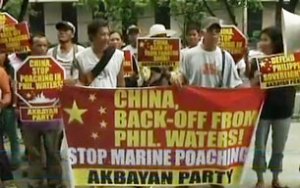 Dân chúng Philippines tập trung hàng trăm người biểu tình trước tòa đại sứ Trung Quốc ở Manila hôm 7 tháng 5 vừa qua.