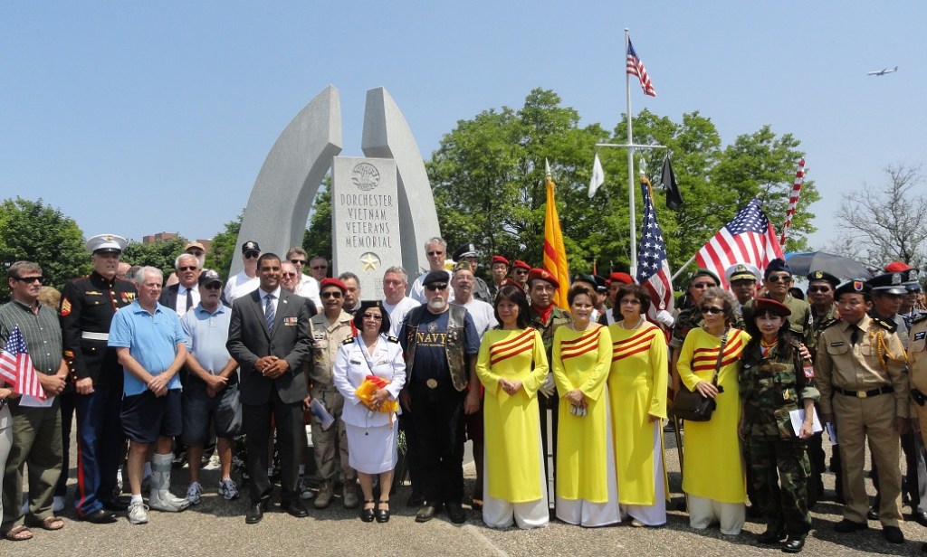 Bốn đại diện của Hội Phụ Nữ Cờ Vàng New England tham dự buổi lễ.