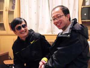 Chen Guangcheng và  Hu Jia (tại Bejing sau khi Trần Quang Thành trốn thoát) Nguồn ảnh: Getty/AFP