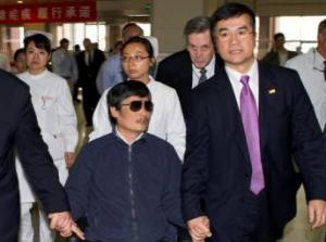 Luật sư Trần Quang Thành và Đại sứ Mỹ tại Bắc Kinh Gary Locke (Reuters)