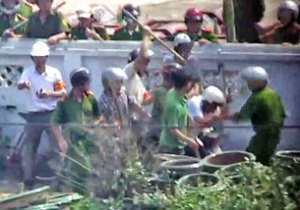 Một thanh niên ở Văn Giang bị hàng chục công an và bọn xã hội đen đánh tới tấp.