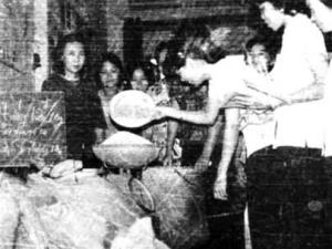 Các bà nội trợ chờ mua gạo tại cửa hàng lương thực phường 10, quận 5, TP.HCM (ảnh chụp ngày 15-10-1983) - Ảnh tư liệu báo Tuổi Trẻ