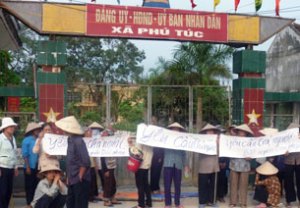 Người dân tập trung trước UBND xã Phú Túc hôm 17-04-2012, đòi chính quyền thả người bị công an bắt giữ.