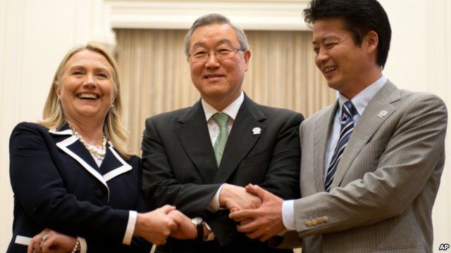 Từ trái: Ngoại trưởng Hoa Kỳ Hillary Clinton, Ngoại trưởng Nam Triều Tiên Kim Sung-hwan, và Ngoại trưởng Nhật Bản Koichiro Gemba bắt tay trước cuộc họp 3 bên tại Diễn đàn Khu vực ASEAN ở Phnom Penh hôm 12/7/12