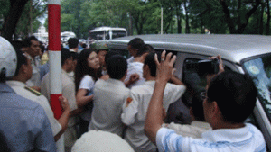 Blogger Huỳnh Thục Vy và các bạn bị công an bắt giữ tại Sài Gòn trong lúc biểu tình chống TQ hôm 1/7/2012.