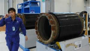 Một công nhân tay nghề cao thuộc xí nghiệp sản xuất tua-bin máy phát điện GE tại Hải Phòng.