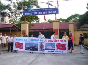 Trước cửa trung tâm Phục hồi nhân phẩm Lộc Hà, nơi chính quyền Hà Nội bắt giữ người biểu tình chống Trung Quốc xâm lấn Biển Đông, 05/08/2012. (DR)