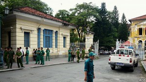 Nhiều ủng hộ viên của ba blogger bị bắt và ngăn cản tới tòa Nhiều ủng hộ viên của ba blogger bị bắt và ngăn cản tới tòa