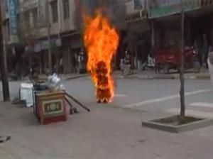 Tu sĩ Palden Choetso tự thiêu, ngày 03/11/2011, tại thành phố Đạo Phu, Khu tự trị Cam Tư, tỉnh Tứ Xuyên (ảnh từ video - freetibet.org)