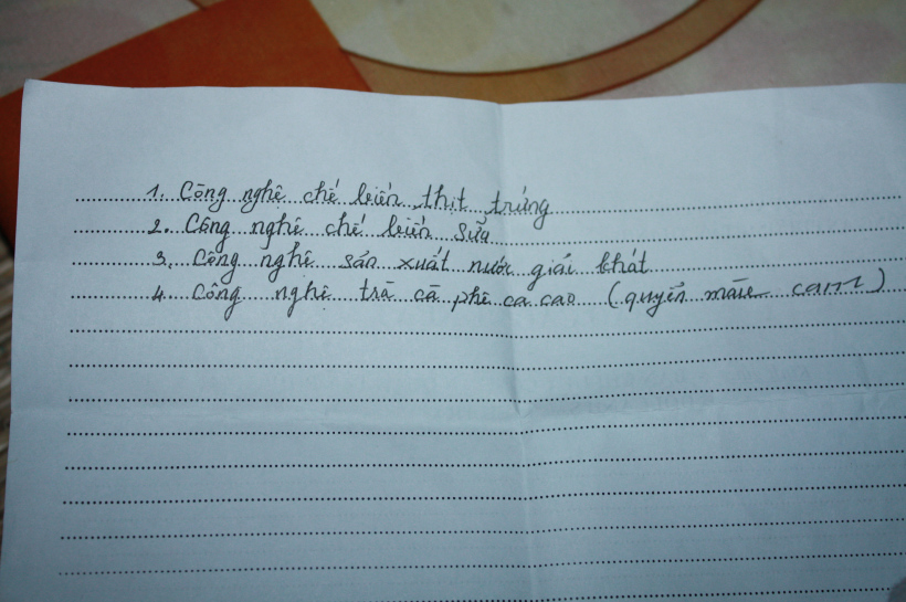 Phương Uyên viết trong mẫu giấy nhờ bạn cùng phòng lấy bài vở để học trong khi bị giam 