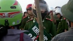 Dân mà nói thẳng, nói thật sẽ bị công an mời lên ngay, nói là 'ăn phải bã' những luận điệu tuyên truyền, xuyên tạc, nói xấu Đảng, Nhà nước." Bùi Văn Bồng