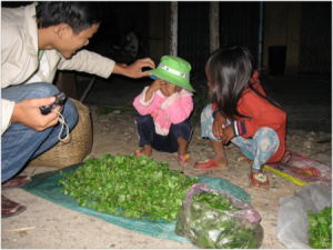 Hai cô bé bán rau. Nguồn: thitruongvietnam.com