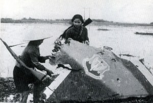 Hai cô dân quân bên xác B52. Tháng 12/ 1972. Ảnh Google