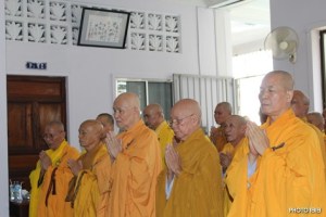 Đức Tăng Thống cùng chư Tôn đức giáo phẩm Hội đồng Lưỡng viện trước Linh đài chư vị Tổ sư và Đức cố Đệ Tứ Tăng Thống -  Hình PTTPGQ