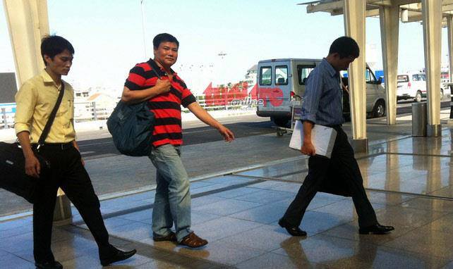 Trương Duy Nhất hiên ngang trên đường vào sân bay Đà Nẵng ra Hà Nội để điều tra, nhưng những người áp giải Nhất lại cúi đầu.