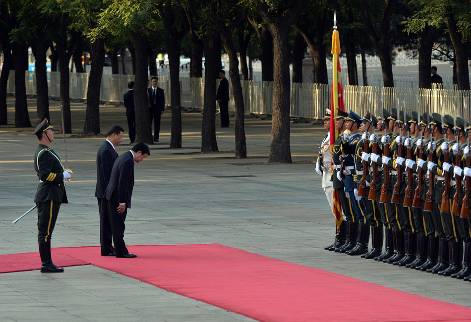 Khom lưng cúi đầu thật sâu.