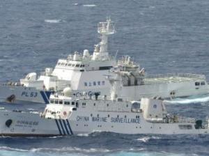 Một tàu hải giám Trung Quốc chạy gần tàu tuần duyên Nhật Bản gần quần đảo Senkaku/Điếu Ngư. REUTERS/Kyodo/Files