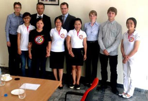 Đại diện Mạng lưới các bloggers Việt Nam trao Tuyên bố 258 cho Đại sứ quán Đức ở Hà Nội hôm 28 /8/2013 