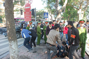 Công an, côn đồ đàn áp giáo dân, tu sĩ giáo xứ Thái Hà và giáo dân của giáo phận Hà Nội biểu tình tại thành phố Hà Nội hôm 18/11/2011, để đòi hỏi nhà nước giải quyết quyền lợi chính đáng. 