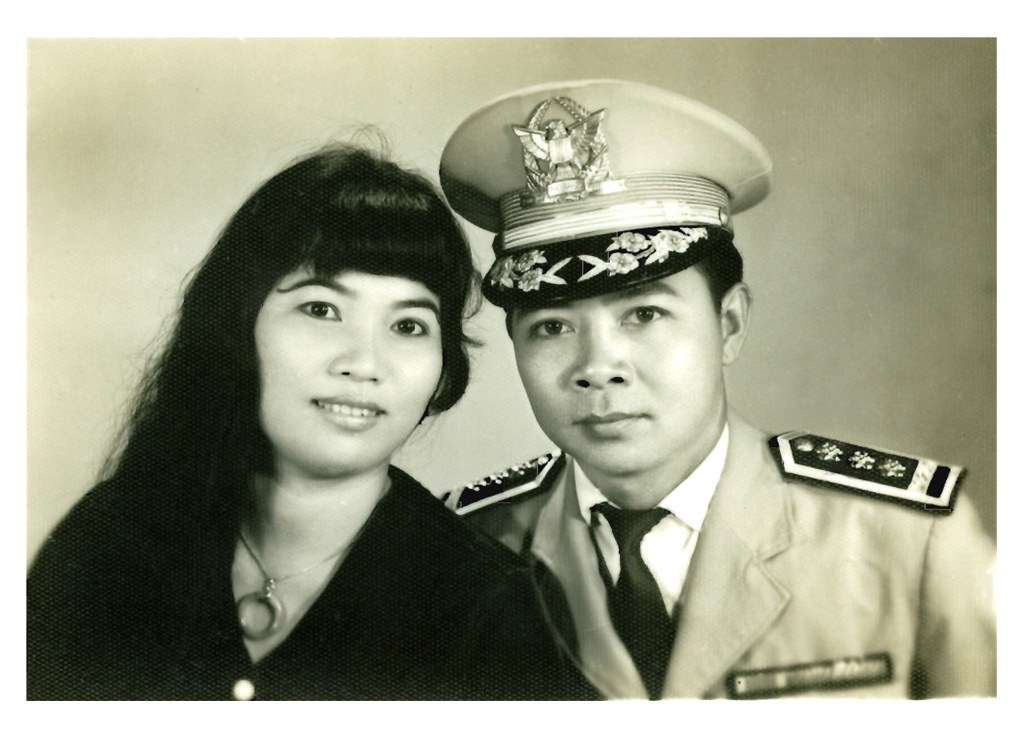 Năm 1972 ở An Lộc về, anh Cẩn mang lon đại tá không biết nghĩ sao anh nói với em, vợ chồng chụp được một tấm hình kỷ niệm. 