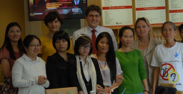  Cuộc gặp gỡ với bà Jenefer và hai đồng sự, Đại Sứ Quán Hoa Kỳ tại Hà Nội ngày 18/11/2013