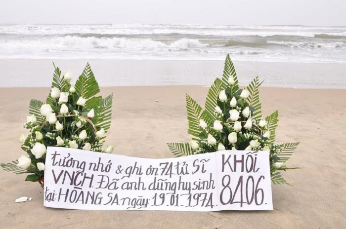  “Tử sĩ anh hùng nằm xuống trong biển cả. Công dân yêu nước đứng dậy giữa trời quê.”