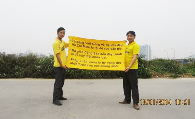 Biểu ngữ được mang đến trước lăng Ba Đình