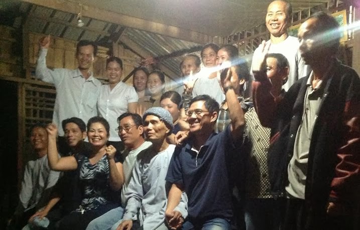 Chị Bùi Thị Minh Hằng cùng bà con, bạn bè anh Truyển đã đến Đồng Tháp ủng hộ tinh thần gia đình