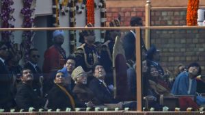 Thủ tướng Nhật Bản Shinzo Abe (giữa) nhìn các chiến đấu cơ của Ấn Độ bay biểu diễn trong buổi lễ mừng Ngày Cộng hòa của Ấn Độ. Ông là vị khách chính Ấn Độ mời đến thăm hôm 26/1/14