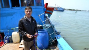 Ông Võ Văn Lựu trên tàu cá bị Trung Quốc tấn côngoooooo