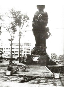 Ngày 30/4/75, trong lúc Cộng quân tràn vào thành phố Sài Gòn, một sĩ quan Cảnh sát VNCH bước đến trước tượng đài Chiến Sĩ Trận Vong, sau khi đứng nghiêm chỉnh chào, đã tự bắn chết (nằm dưới chân tượng). 