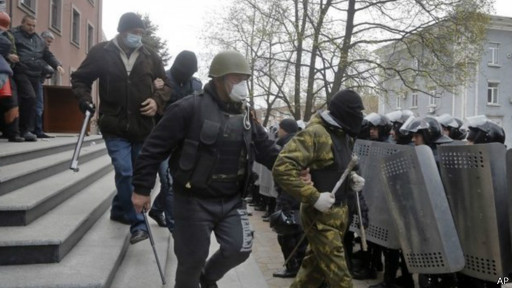 Một nhóm đeo mặt nạ chiếm giữ trụ sở Công tố Viện ở Donetsk hôm thứ Bảy.