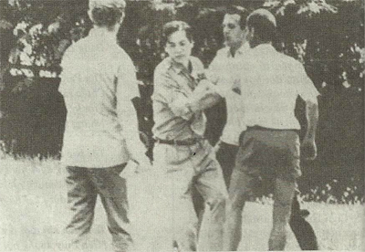 Hoàng thân Ung Boun Hor, Chủ tịch Quốc Hội Cam Bốt, bị nhân viên Sứ quán Pháp đẩy ra cửa giao nộp cho Khmer Đỏ, ngày 20/4/1975.